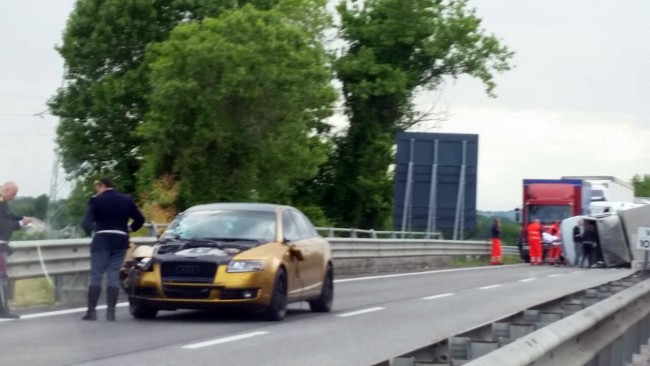 Incidente superstrada furgone si ribalta 2