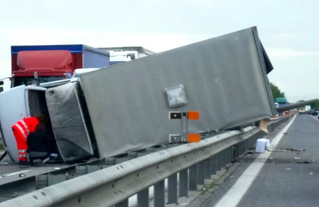 Incidente superstrada furgone si ribalta