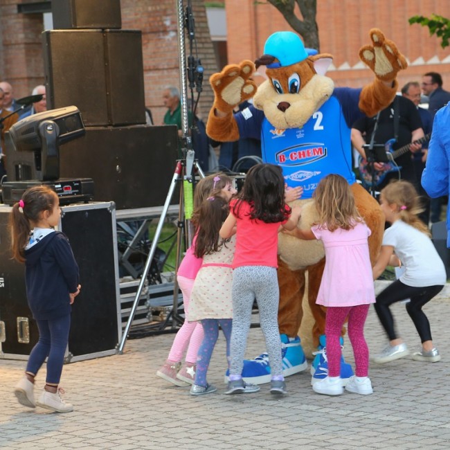 La mascotte Johnny Potentino alle prese con un assalto dei bambini - Copia (1)