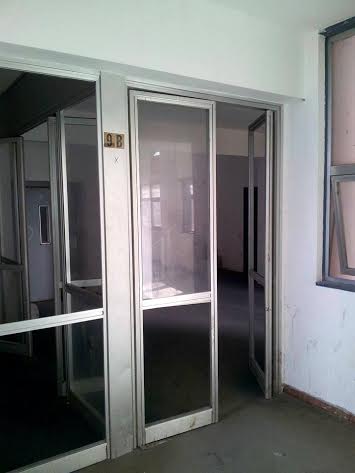 L'ingresso alla scala 9B, dove è stato domato il fuoco