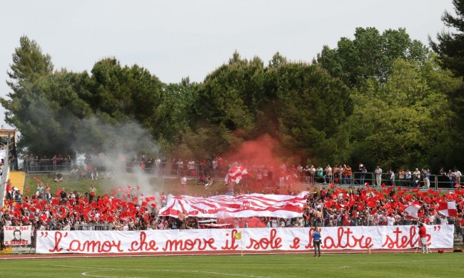 La curva biancorossa (foto di Andrea Del Brutto)