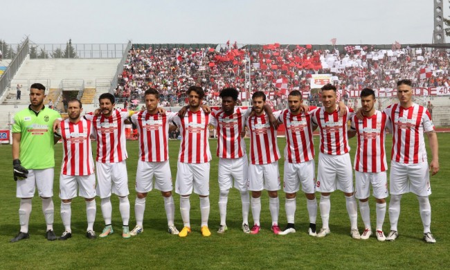 La formazione della Maceratese nell'ultima partita contro l'Agnonese (foto Andrea Del Brutto)