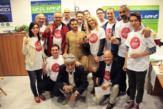Foto di gruppo delle liste di Maurizio Mosca nella sede elettorale di via Gramsci
