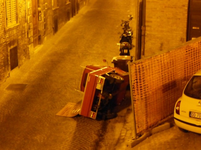 Ape rovesciata durante gli aperitivi europei