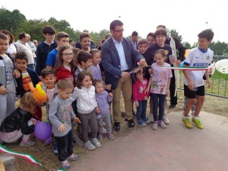 Il taglio del nastro con il sindaco Fiordomo