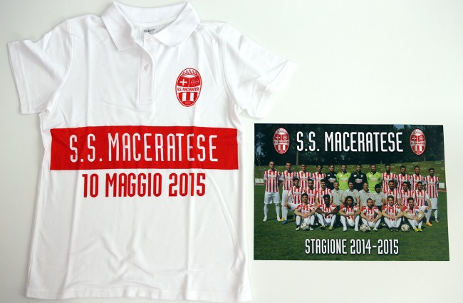 La polo e il poster celebrativi della promozione in Lega Pro della Maceratese