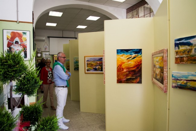 SINDACO-DI-MC-GUARDANDO-I-QUADRI-DI-SIUSY-TRIPPETTA