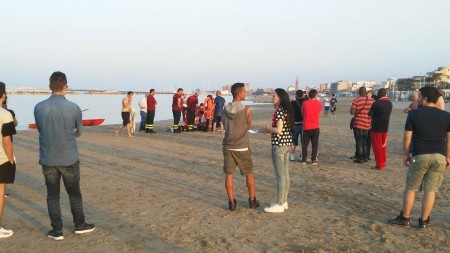 I soccorsi tentano di rianimare il 13enne in spiaggia