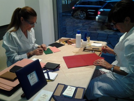 La dimostrazione di lavorazione della pelle che si è tenuta ieri allo show room Elica