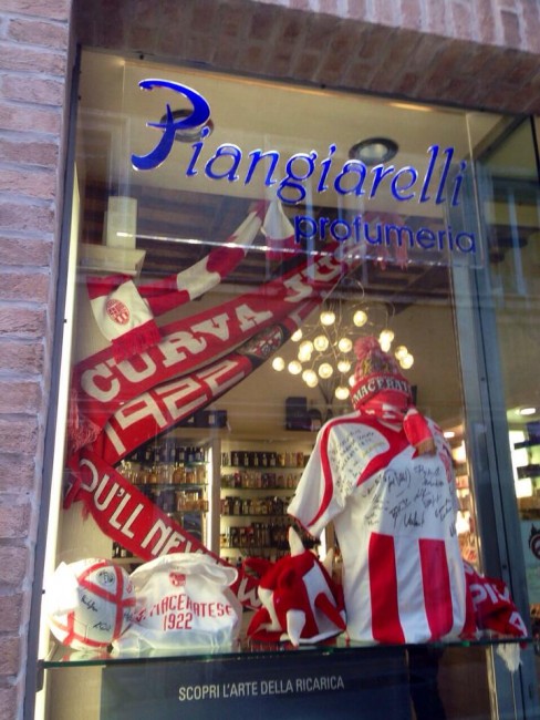 La vetrina della profumeria Piangiarelli in Corso Matteotti