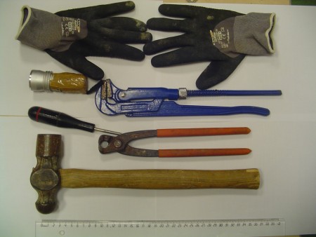 Gli attrezzi da scasso sequestrati dai carabinieri