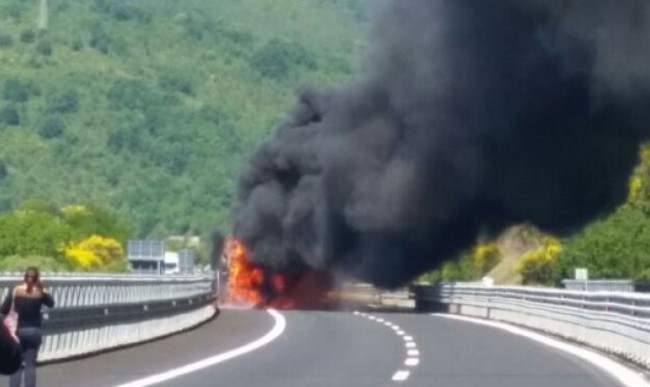 L'autobus in fiamme sull'A24 (Foto tratta da lineadiretta24.it)