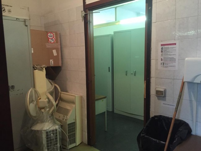 La porta che non c'è più nel bagno della cancelleria del tribunale
