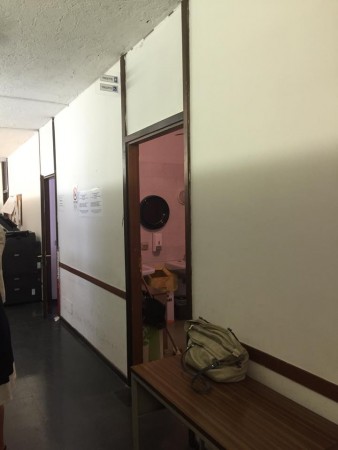 Il bagno senza porta in tribunale a Macerata