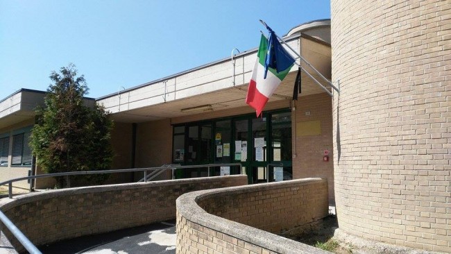 La bandiera listata a lutto davanti alla scuola media Pirandello