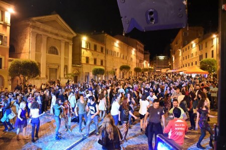 La folla sabato sera in piazza Mazzini