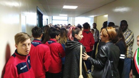L'obitorio pieno in attesa di porgere l'ultimo saluto a Ibrahima