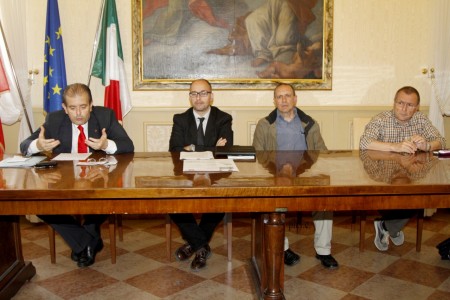Da sinistra il presidente del consiglio comunale Ivo Costamagna, il prorettore Unicam Claudio Pettinari, il sindaco Tommaso Claudio Corvatta e il dirigente Giacomo Saracco