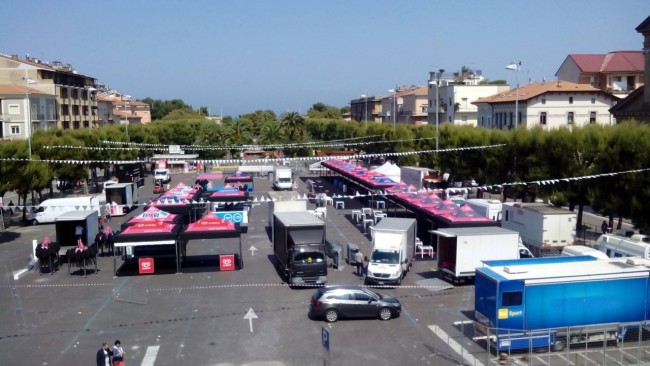 Il villaggio del Giro in piazza