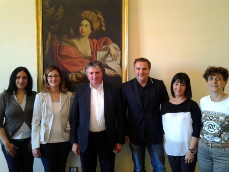 Il sindaco Giuseppe Pezzanesi e l'assessore all'istruzione Fausto Pezzanesi con i promotori dell'iniziativa