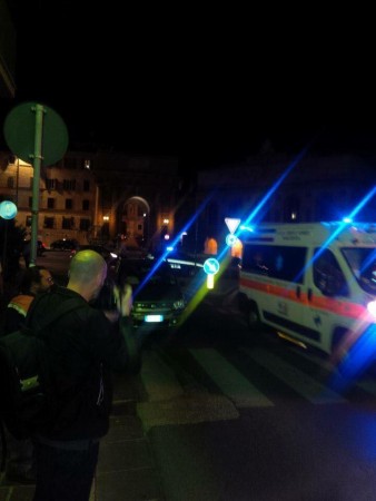 L'ambulanza arrivata in corso Cairoli dopo l'investimento