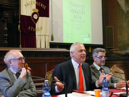Da sinistra il rettore Luigi Lacchè, il filosofo Nuccio Ordine e Angelo Ventrone