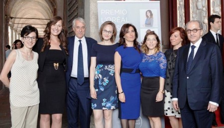 Foto di gruppo con il sindaco di Milano Pisapia per le premiate