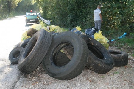 Alcuni dei rifiuti recuperati nella scorsa edizione di "Puliamo i 5 Comuni"