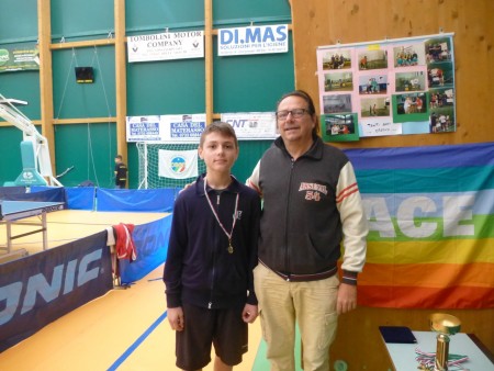 Il patron del memorial Rolando Pepa premia un giovane atleta