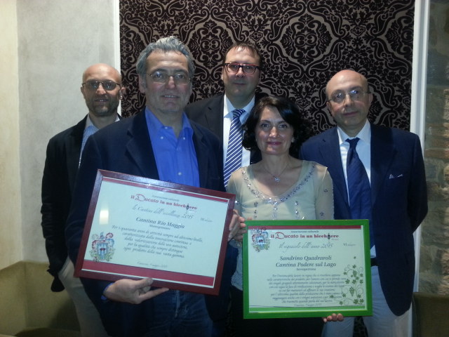 Gubinelli, Santucci di Rio Maggio, Poeta, Signora Quadraroli, Carlo Passini de il ducato in un bicchiere, nella foto i due rappresentanti delle cantine premiate