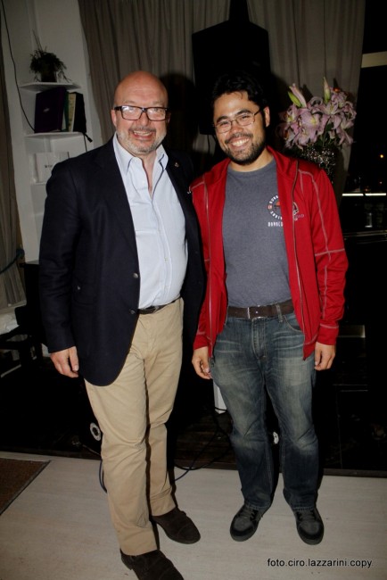 Il titolare del Bar Renzetti insieme con il terzo campione al mondo di scacchi Hikaru Nakamura