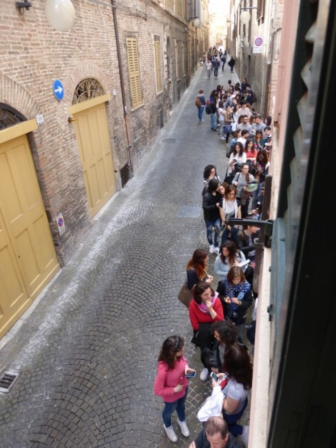 studenti in fila per un biglietto dell'expo (1)