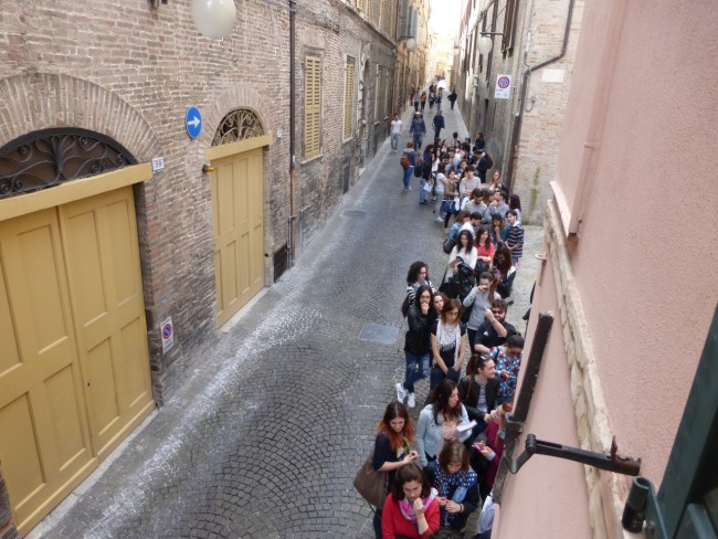 studenti in fila per un biglietto dell'expo (2)