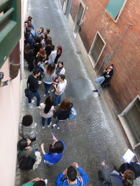 studenti in fila per un biglietto dell'expo (3)