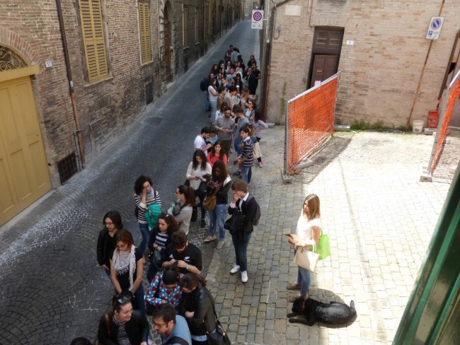 studenti in fila per un biglietto dell'expo (4)