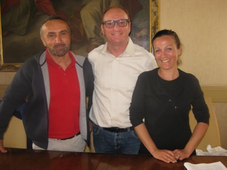 L'assessore ai servizi sociali assieme ad Agnese Franchellucci e Emanuele Baldoni della Cluana dog