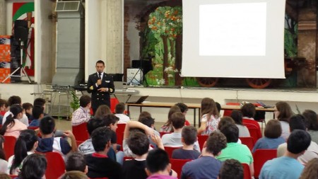 Il Comandante Michele Grottoli questa mattina nell'aula magna della scuola media Mestica