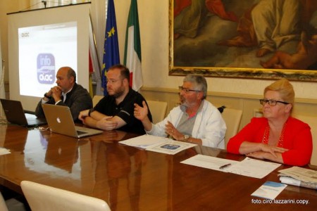 Da sinistra i responsabili della Winitalia sviluppatori della App assieme a Sergio Cognigni dell'Atac e all'assessore all'ambiente Cristiana Cecchetti