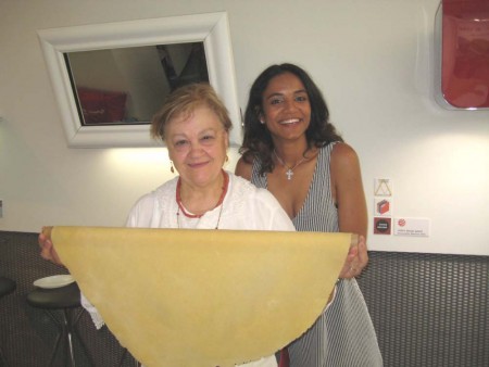 La perna tirata con il mattarello da Bruna con una visitatrice cubana che ha degustato i piatti della trebbiatura