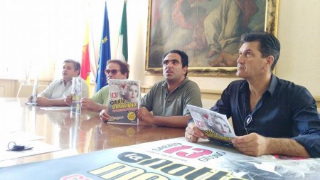da sinistra Antonio Malaccari dell'Acc, Nevio Russo e l'assessore Francesco Peroni assieme a Brando Vesprini commerciante
