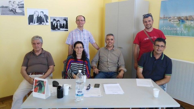 Al centro il presidente del comitato di quartiere Maurizio Gennari, il presidente dell'associazione Civitattiva Danilo Bitti con l'assistente sociale Stefania Lufrano e seduto a destra Andrea Morbiducci del Gas Gaia assieme ad alcuni volontari dell'associazione
