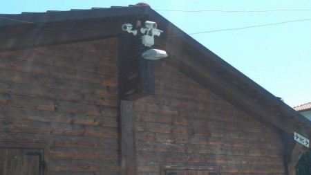 Le telecamere hanno ripreso la bravata di 5 adolescenti