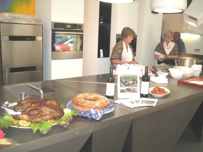 Oca, vini dell’Azienda agraria Lucangeli, e ciambellone in esposizione durante l'anteprima della rievocazione storica della Trebbiatura all'EXPO di Milano