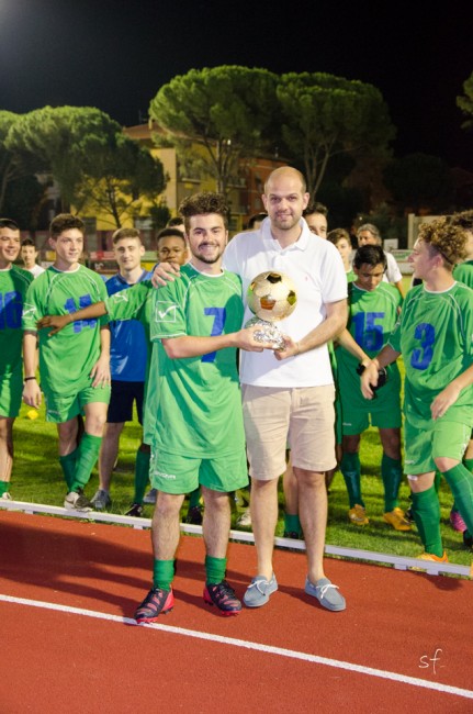 Il consigliere tolentinate con delega allo sport Francesco Colosi premia il Calcio Lama