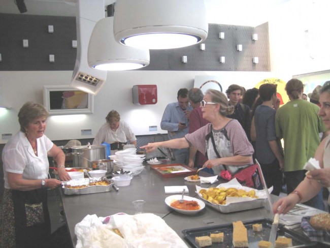 Visitatori degustano le tagliatelle e i vincisgrassi preparati dalle "vergare" della Pro Loco di Pediripa