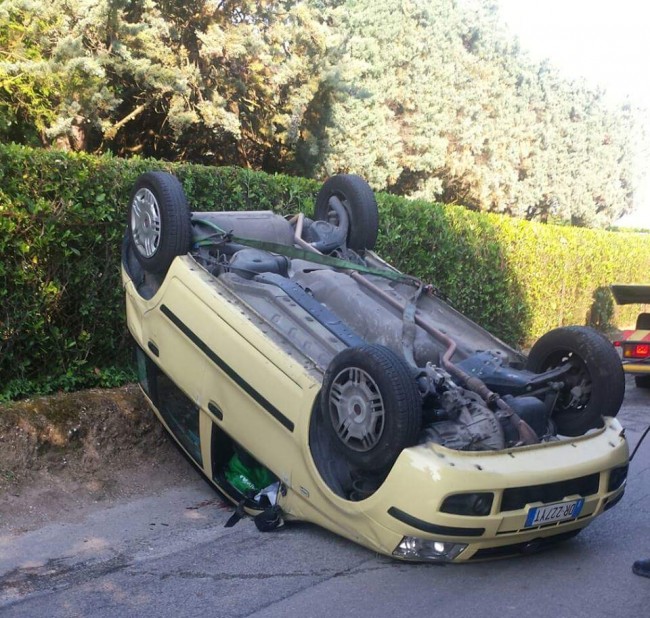 L'auto finita fuori strada