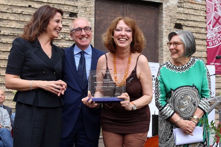 Valentina Capecci riceve il premio laureata dell'anno 2015