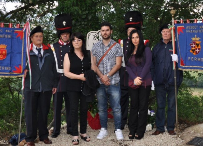 Ave Palestini, il figlio Yuri e la figlia Jennifer di fronte al monumento per Pietro Sarchiè