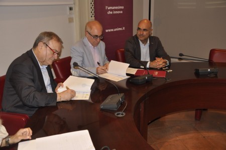 La firma della convenzione tra Camera di Commercio e Università di Macerata nella sala del consiglio di palazzo Ciccolini