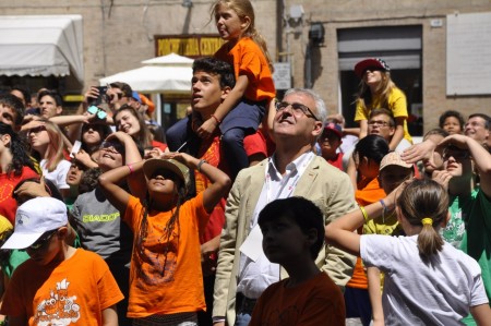 Il sindaco Romano Carancini con i bambini